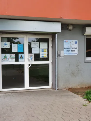 Maison de la Justice et du Droit de Charleville-Mézières 
Porte accès côté collège Salengro