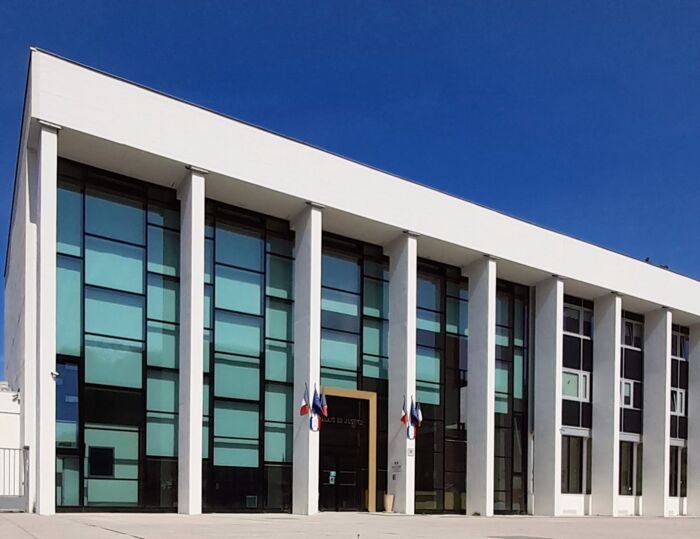 Tribunal judiciaire de Charleville-Mézières, Ardennes
Porte principale, accès PMR Tribunal judiciaire de Charleville-Mézières