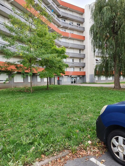 Vue parking vers Maison de la Justice t du Droit Point-justice Maison de la Justice et du Droit de Charleville-Mézières